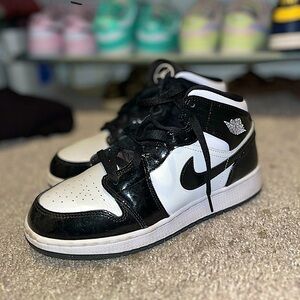 Air Jordan Mid’s Woman Black and White